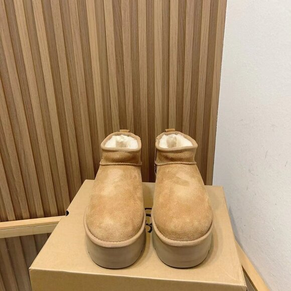 UGG Classic Tan Platform Boots Size 9 - Picture 2 of 8